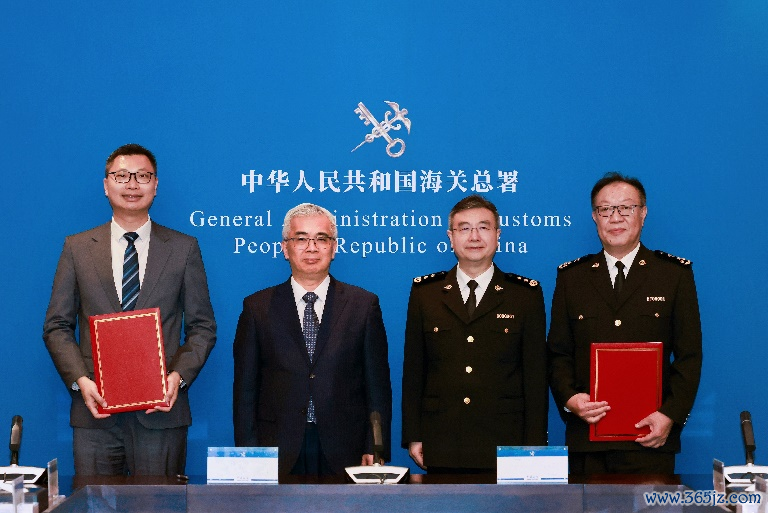 图为澳门市政署与拱北海关及合作区执委会签署合作条约。澳门特区市政署供图